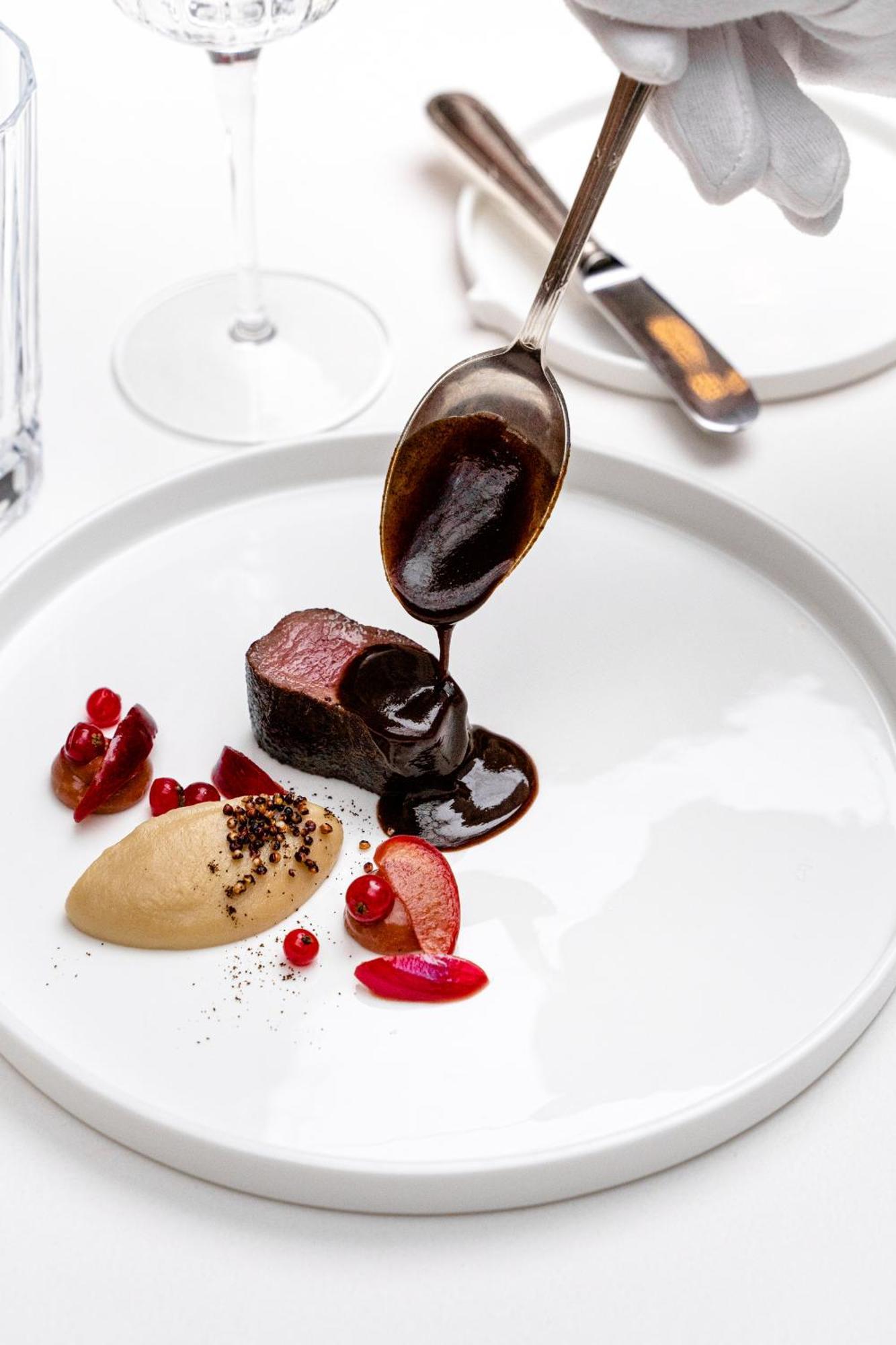 Stikliai Hotel - Relais & Chateaux VNO Exteriér fotografie A chocolate sauce being drizzled onto a dessert
