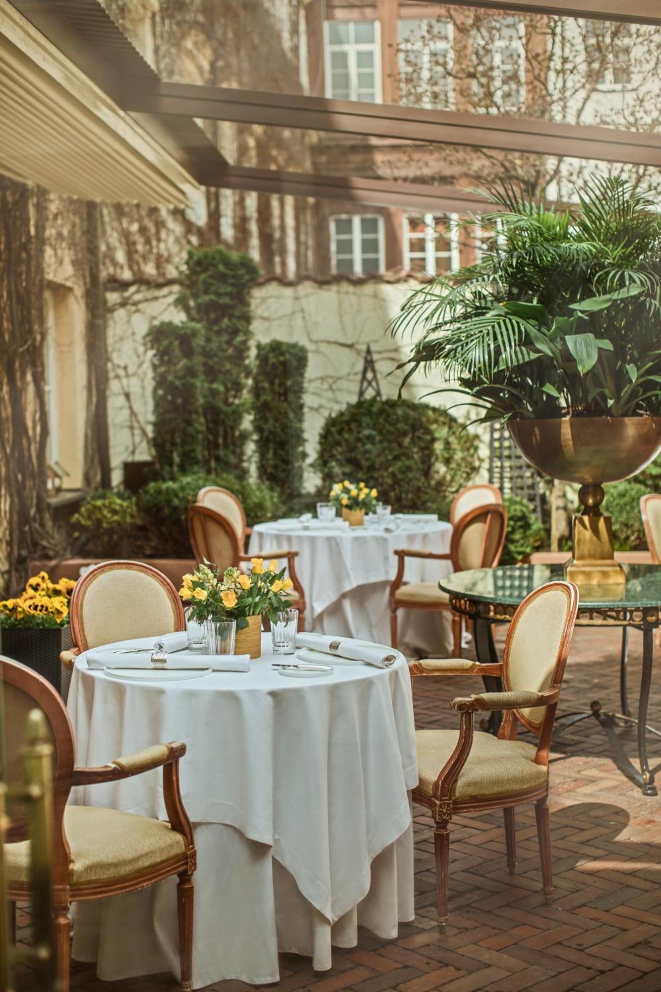 Stikliai Hotel - Relais & Chateaux VNO Exteriér fotografie The hotel's courtyard