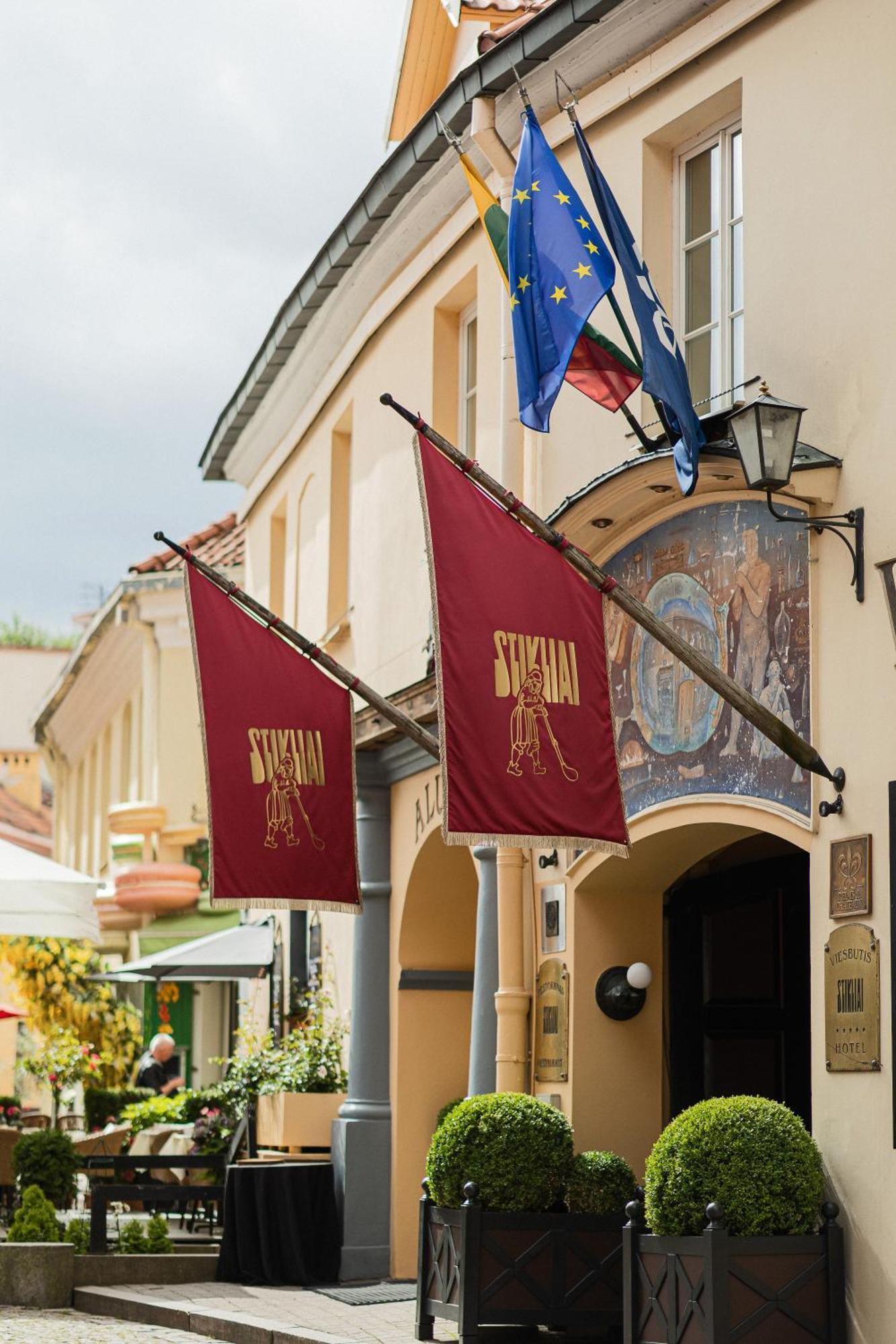 Stikliai Hotel - Relais & Chateaux VNO Exteriér fotografie The flag of the Order of St. Florian