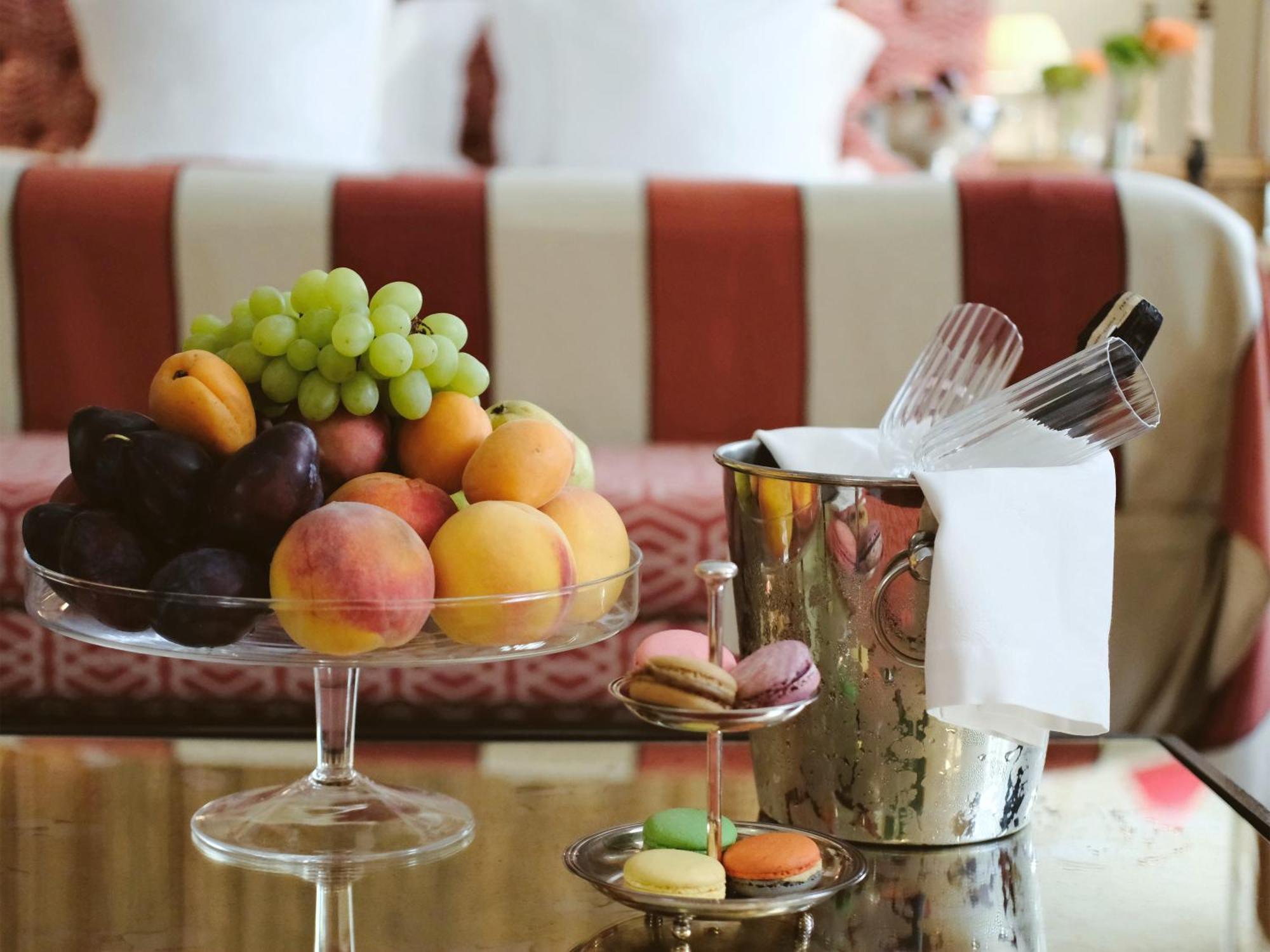 Stikliai Hotel - Relais & Chateaux VNO Exteriér fotografie Fruit and cheese plate