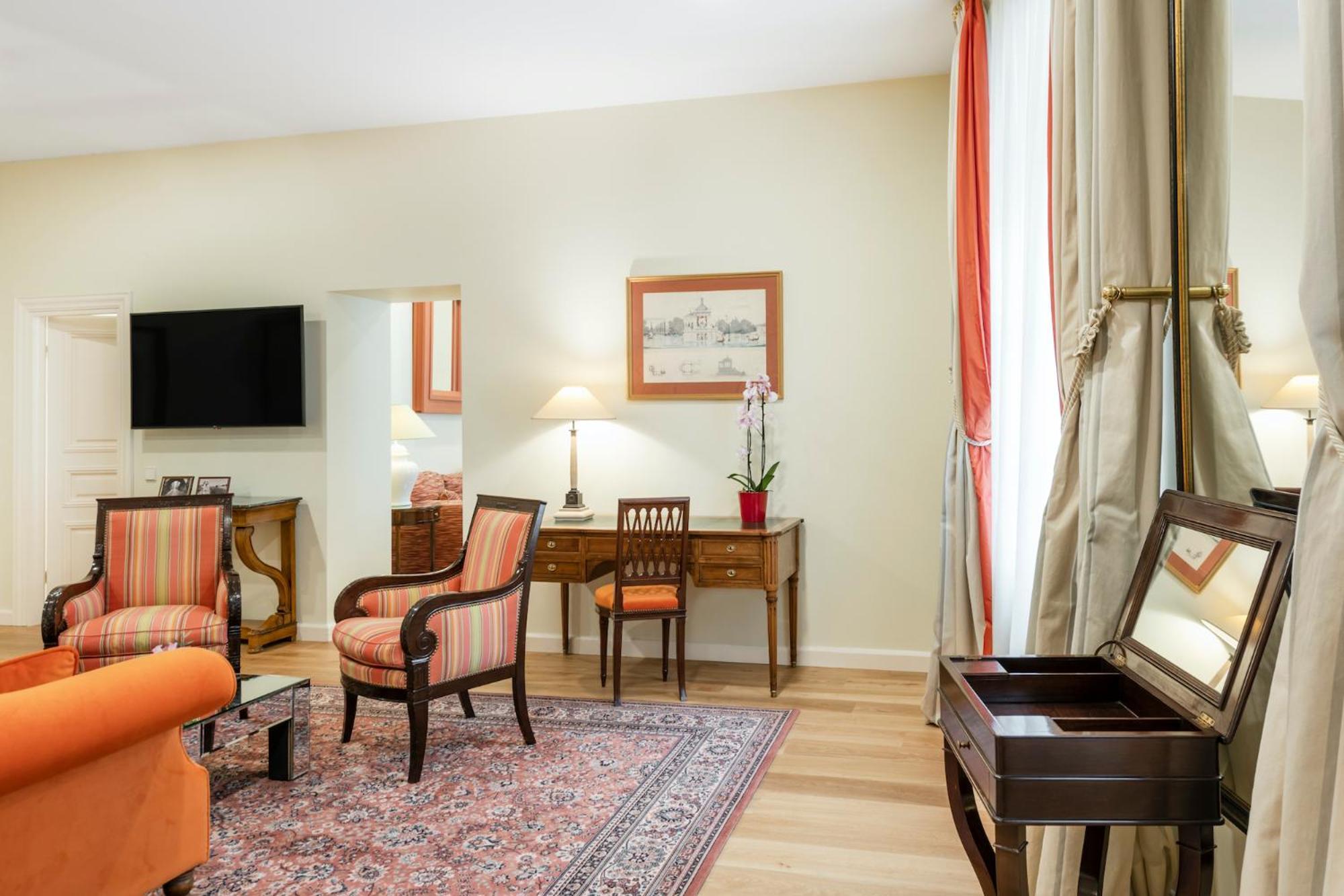 Stikliai Hotel - Relais & Chateaux VNO Exteriér fotografie A suite at the Hotel de Crillon