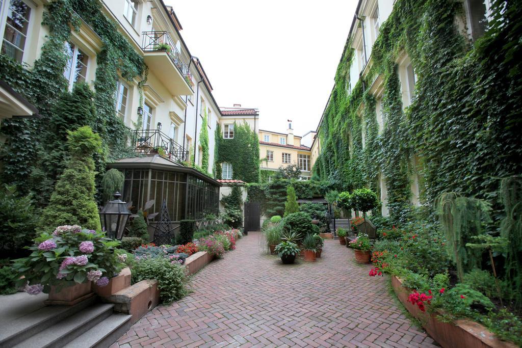 Stikliai Hotel - Relais & Chateaux VNO Exteriér fotografie The courtyard of the hotel
