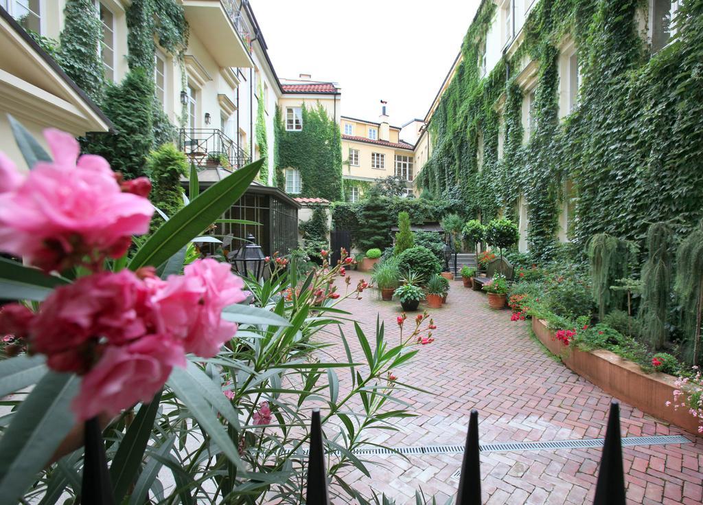 Stikliai Hotel - Relais & Chateaux VNO Exteriér fotografie The courtyard of the hotel