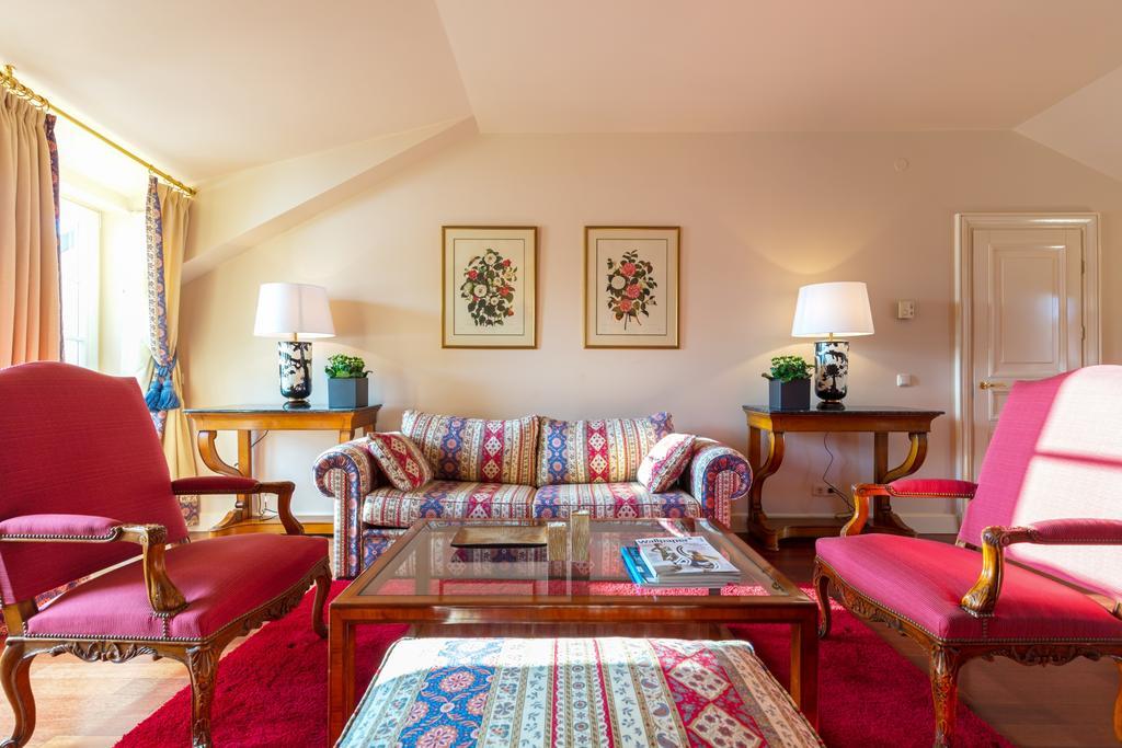 Stikliai Hotel - Relais & Chateaux VNO Exteriér fotografie A suite at the Hotel de Crillon