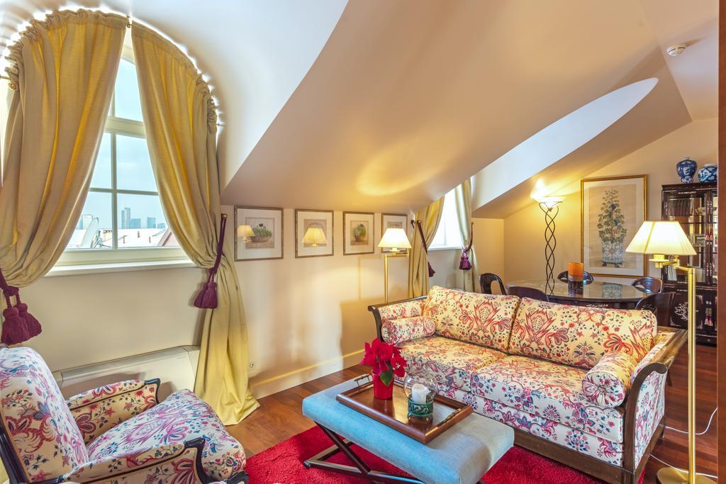 Stikliai Hotel - Relais & Chateaux VNO Exteriér fotografie A suite at the Hotel de Crillon