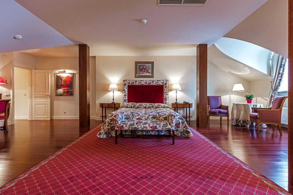 Stikliai Hotel - Relais & Chateaux VNO Exteriér fotografie A suite at the Hotel de Ville